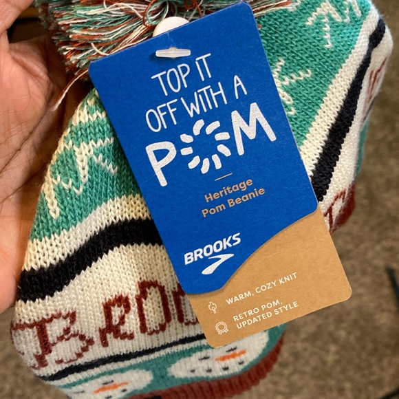 NWT Brooks Heritage Pom Christmas Beanie OSFM - Picture 4 of 8